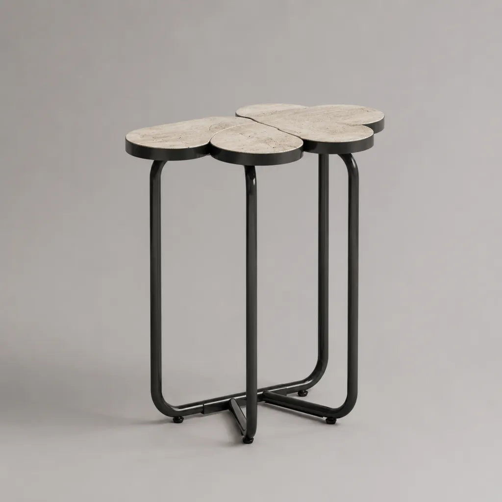 Beistelltisch mit kleeblattförmiger Tischplatte aus MDF und Stahl, Beige/Schwarz, 45 × 45 × 60 cm