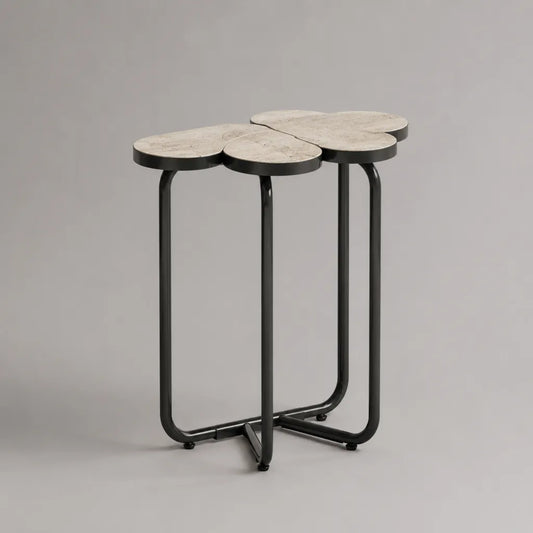 Beistelltisch mit kleeblattförmiger Tischplatte aus MDF und Stahl, Beige/Schwarz, 45 × 45 × 60 cm